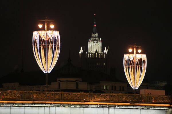 Для жителей города и туристов власти Москвы к Новому году также решили сделать сюрприз - праздник можно будет встретить на Тверской улице, которая на три дня станет полностью пешеходной - Sputnik Грузия