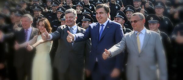 Петр Порошенко и Михаил Саакашвили на презентации новой патрульной полиции в Одессе, август 2015 года, архивное фото - Sputnik Грузия
