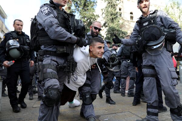 Израильские полицейские задерживают палестинских демонстрантов в Старом городе в Иерусалиме. Во время молитвы палестинцы призывали ко Дню гнева в связи с решением президента США Дональда Трампа признать Иерусалим столицей Израиля - Sputnik Грузия