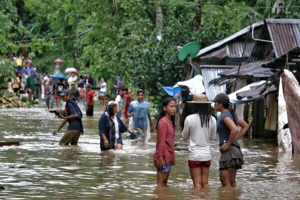 Сильные дожди стали причиной наводнений и оползней на центральных Филиппинах. На архипелаг обрушился разрушительный тропический шторм Кайтак - Sputnik Грузия