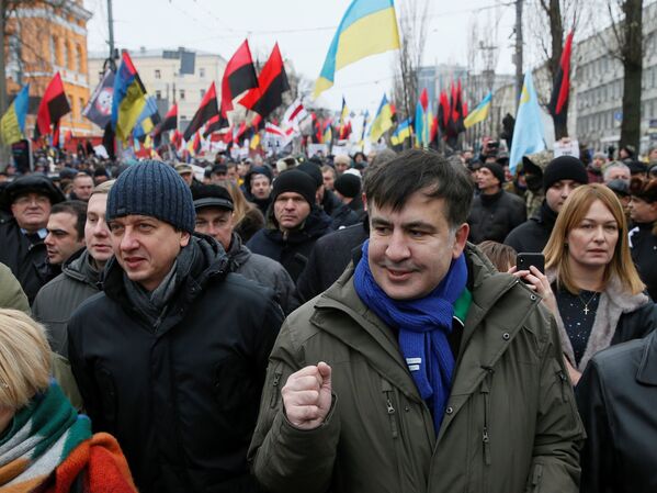 Михаил Саакашвили со своими сторонниками на акции протеста в Киеве. В этот день часть митингующих предприняла попытку штурма Октябрьского дворца, где проходил джазовый концерт. Позже на митинге Саакашвили заявил, что его сторонников спровоцировали - Sputnik Грузия