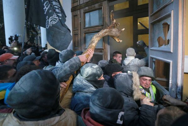 Однако находились протестующие в Октябрьском дворце недолго - вскоре Михаил Саакашвили призвал их освободить здание и собраться на майдане Незалежности - Sputnik Грузия