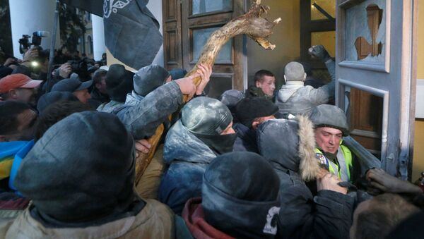 Сторонники Саакашвили берут штурмом Октябрьский дворец в Киеве - Sputnik Грузия