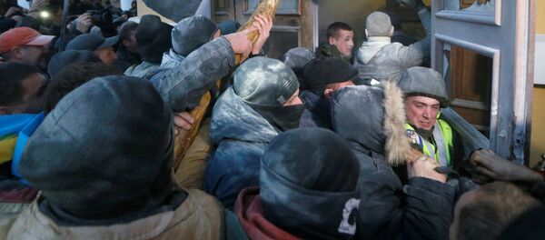 Сторонники Саакашвили берут штурмом Октябрьский дворец в Киеве - Sputnik Грузия