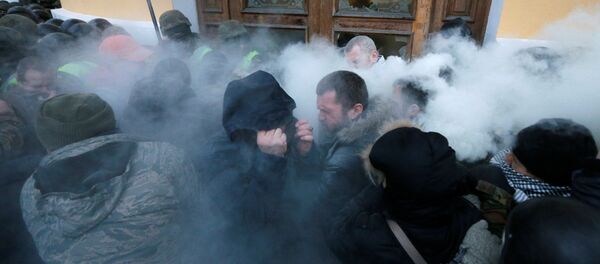 Сторонники Саакашвили в Киеве штурмуют вход в Октябрьский дворец. Нацгвардия обороняется от них, используя против демонстрантов пену из огнетушителей - Sputnik Грузия