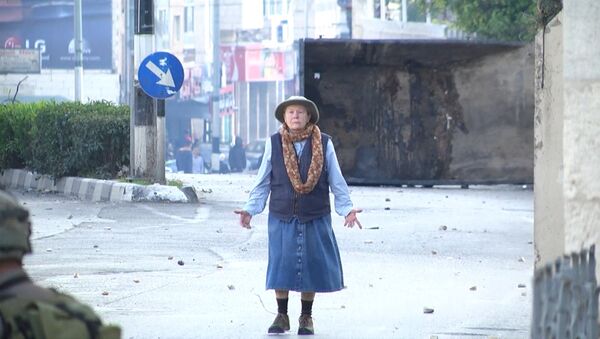 Безоружная женщина встала между солдатами и протестующими в Вифлееме - Sputnik Грузия