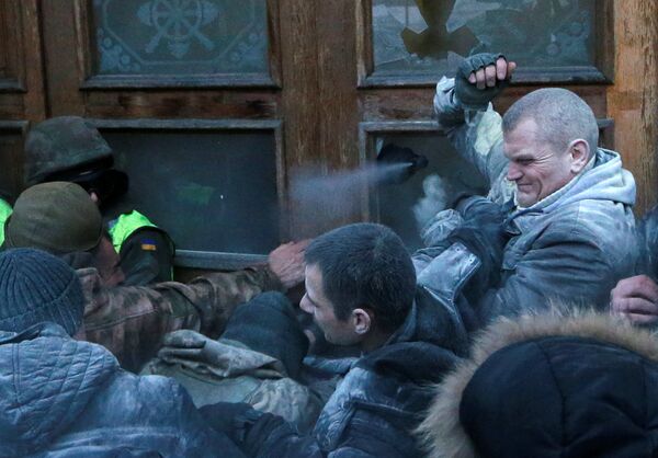 В ходе штурма пострадали несколько протестующих, в которых попал порошок от огнетушителей. Медики оказали им помощь - Sputnik Грузия