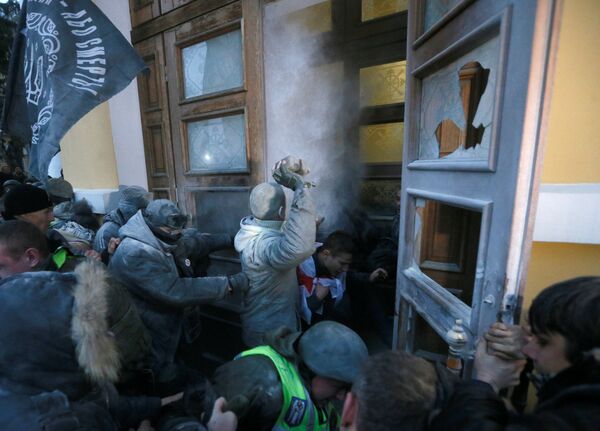 Саакашвили заявил, что внутри здания проходит концерт и призвал своих сторонников покинуть дворец, чтобы не пострадали невиновные. Однако после этого у здания имела место еще одна стычка между митингующими и полицией - Sputnik Грузия