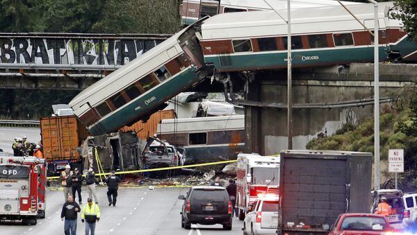Вагоны поезда Amtrak сошли с путей в результате транспортного происшествия. В момент катастрофы поезд ехал со скоростью более 80 миль в час, в нем находились 78 пассажиров и пять членов экипажа. В результате ЧП погибли несколько человек - Sputnik Грузия