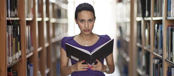 Девушка с учебником в библиотеке - Sputnik Грузия
