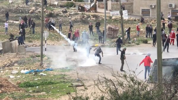 Палестинцы бросали камни в израильских солдат на КПП в Рамалле - Sputnik Грузия