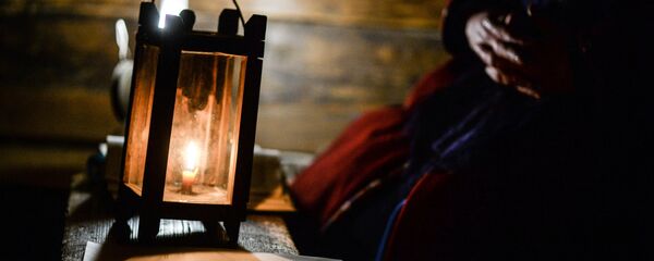 Девушка сидит перед фонарем - Sputnik Грузия