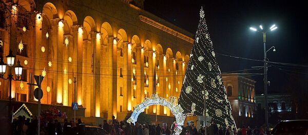 საახალწლო ნაძვის ხე რუსთაველის გამზირზე საახალწლო ნაძვის ხე რუსთაველის გამზირზე - Sputnik საქართველო