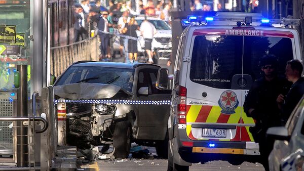 Австралийская скорая и полиция на месте наезда грузовика на пешеходов в Мельбурне - Sputnik Грузия