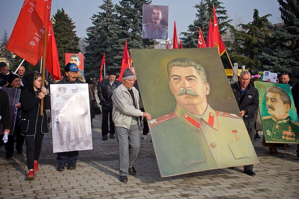 Но несмотря на небольшое количество участников, акция получилась яркой благодаря огромному количеству портретов и флагов - Sputnik Грузия