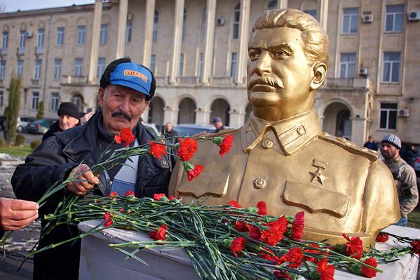 Скорее всего, так и будет - пока будут оставаться в живых те, кто помнит о Сталине - Sputnik Грузия