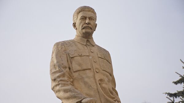 Памятник Сталину у его дома-музея - Sputnik Грузия