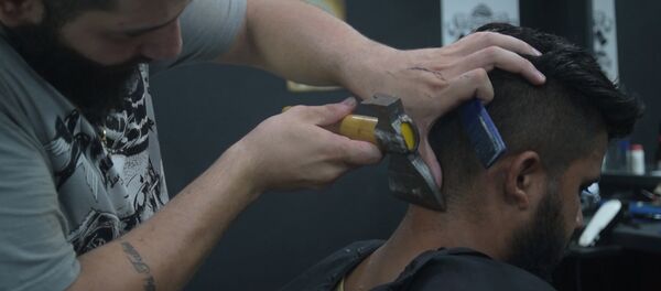 Сирийский беженец стрижет людей в Бразилии с помощью топора - Sputnik Грузия