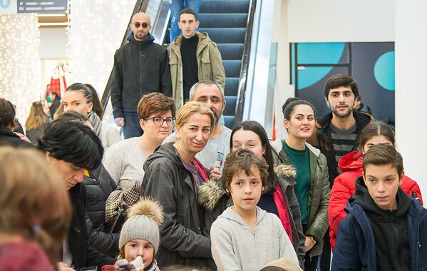 За радостными детьми наблюдали их родители и просто посетители торгового центра - Sputnik Грузия