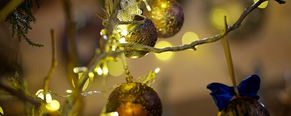 Новогодняя елка с игрушками - Sputnik Грузия