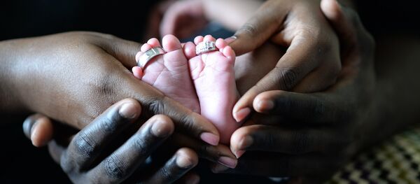 დედას და მამას უჭირავს ბავშვის ფეხები დედას და მამას უჭირავს ბავშვის ფეხები - Sputnik საქართველო