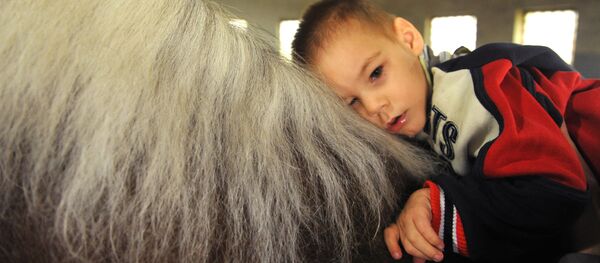 Ребенок катается верхом на лошади - Sputnik Грузия