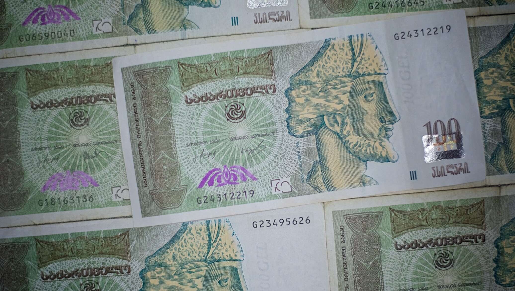 300 лари в долларах. Грузинская валюта 100 лари. Грузинские национальные узоры на деньгах. Падение курса лари в Грузии. 1000 Лари в долларах.