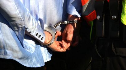 Человек в наручниках задержан