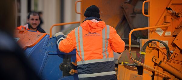 Служба очистки вывозит мусор с тбилисских улиц - Sputnik Грузия