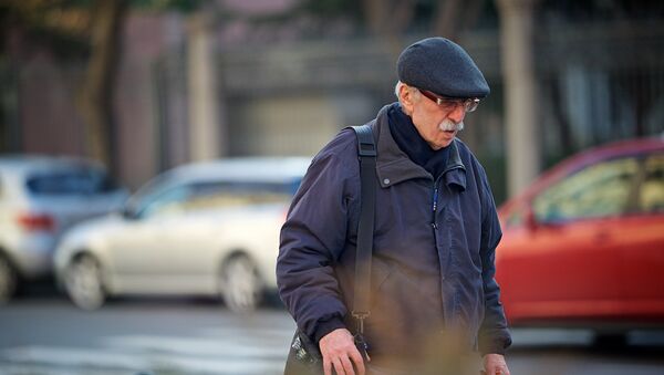 Пожилой мужчина идет по одной из тбилисских улиц - Sputnik Грузия