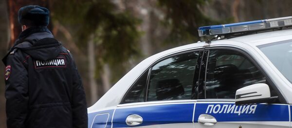 Сотрудник полиции возле служебного автомобиля Сотрудник полиции возле служебного автомобиля - Sputnik Грузия