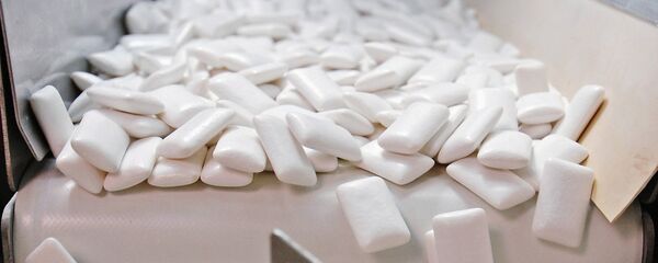 Линия по сортировке и упаковке жевательной резинки Линия по сортировке и упаковке жевательной резинки - Sputnik Грузия