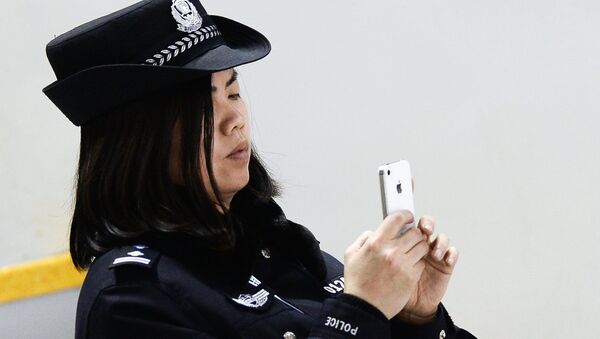 ჩინელი პოლიციელი ქალი სმარტფონით - Sputnik საქართველო