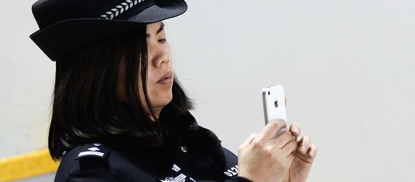 ჩინელი პოლიციელი ქალი სმარტფონით - Sputnik საქართველო