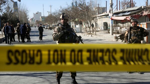Полицейские и сотрудники сил безопасности на месте взрыва в Кабуле - Sputnik Грузия