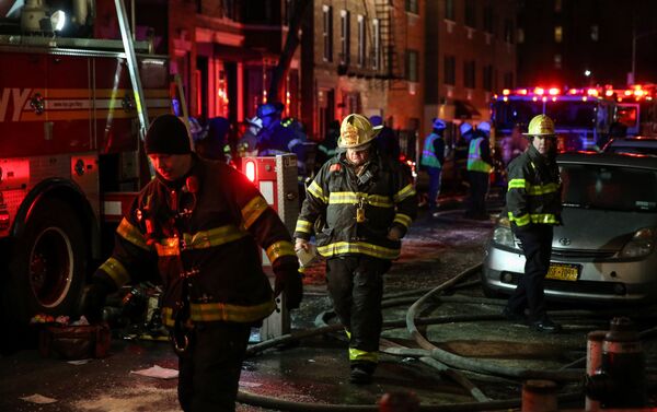 Пожарные работают на месте возгорания в жилом доме в Бронксе, Нью-Йорк - Sputnik Грузия