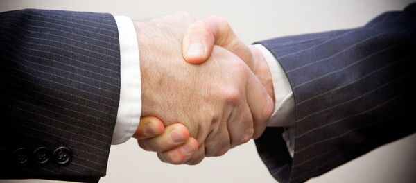 Мужское рукопожатие крупным планом - Sputnik Грузия