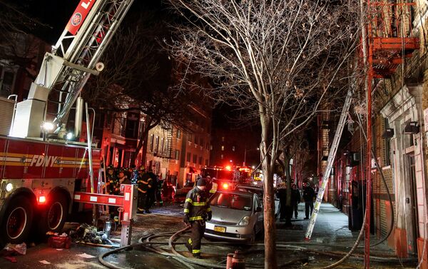 Пожарные работают на месте возгорания в жилом доме в Бронксе, Нью-Йорк - Sputnik Грузия