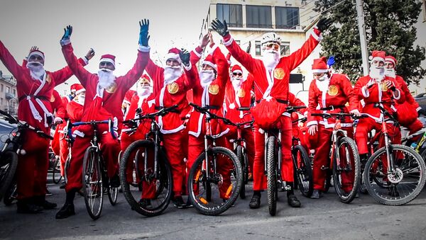 Подарки от Санты на велосипеде: предновогодняя акция мэрии Тбилиси - Sputnik Грузия