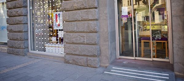 Сломанная грабителями входная дверь в магазине Geocell Сломанная грабителями входная дверь в магазине Geocell - Sputnik საქართველო