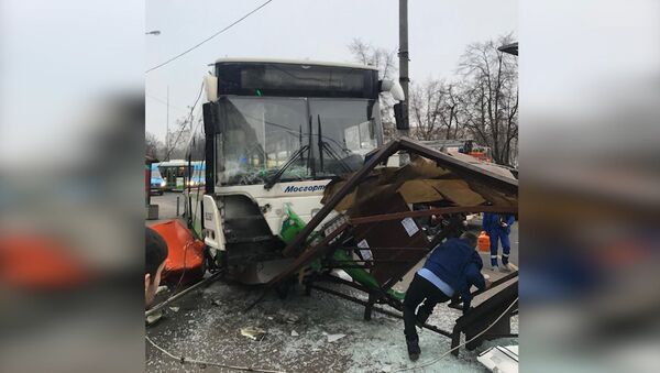 Автобус сбил остановку в Москве возле метро Сходненская - Sputnik Грузия