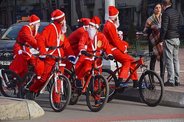 Такое количество Санта-Клаусов вместе, да еще и на велосипедах жители Тбилиси видели впервые - Sputnik Грузия