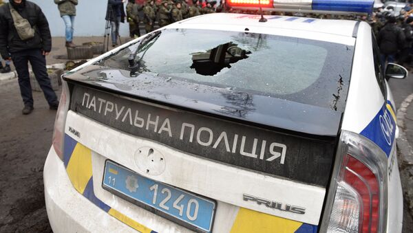 Автомобиль полиции Украины с разбитым задним стеклом в центре Киева - Sputnik Грузия