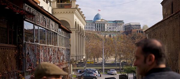 Вид на президентский дворец от Анчисхати и кафе Габриадзе Вид на президентский дворец от Анчисхати и кафе Габриадзе - Sputnik Грузия