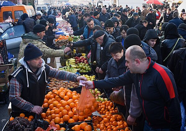 Настоящее море людей - первое впечатление, которое остается у любого, кто побывает на любом из тбилисских продуктовых рынков в канун Нового года - Sputnik Грузия