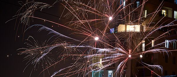 Праздничный фейерверк в новогоднюю ночь - Sputnik Грузия