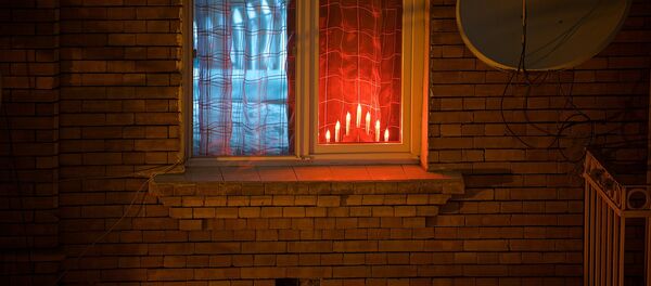 ფანჯარაში შობაზე ანთებული სანთლები ფანჯარაში შობაზე ანთებული სანთლები - Sputnik საქართველო