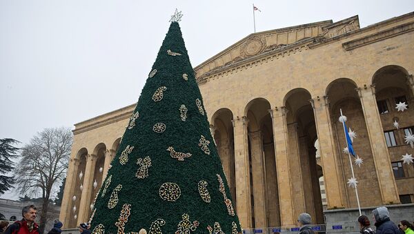 Новогодняя елка у здания парламента - Sputnik Грузия