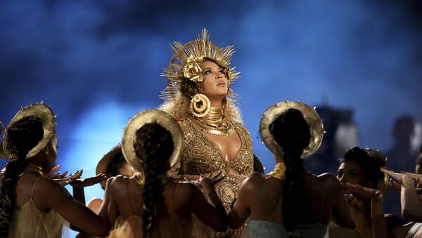 Beyonce выступает на 59-й церемонии вручения ежегодной премии Grammy в Лос-Анджелесе - Sputnik Грузия