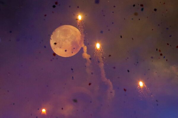 Так выглядит Луна во время новогоднего фейерверка на Таймс-Сквер - Sputnik Грузия